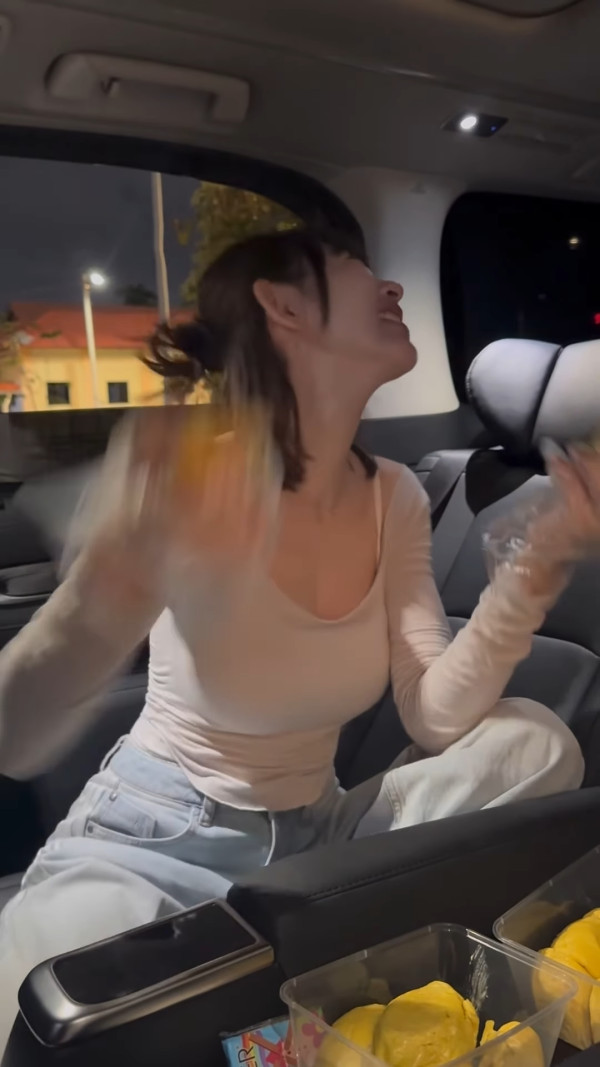 林明禎超貼身性感低胸食榴槤流晒口水!上圍迫爆黃金畫面惹網民哄動:專心唔到