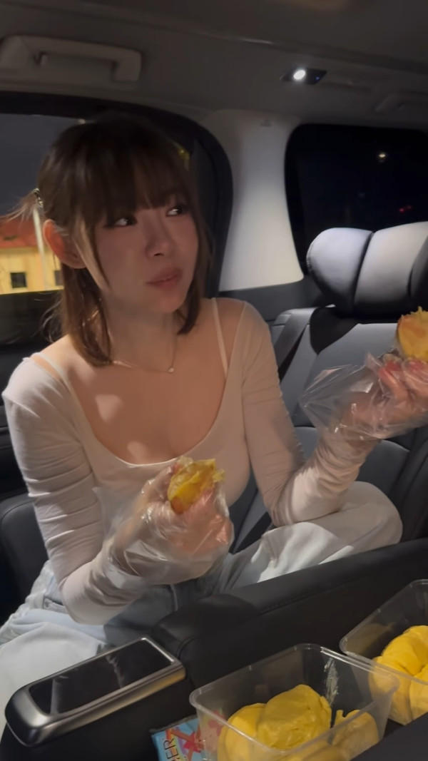 林明禎超貼身性感低胸食榴槤流晒口水！上圍迫爆黃金畫面惹網民哄動：專心唔到