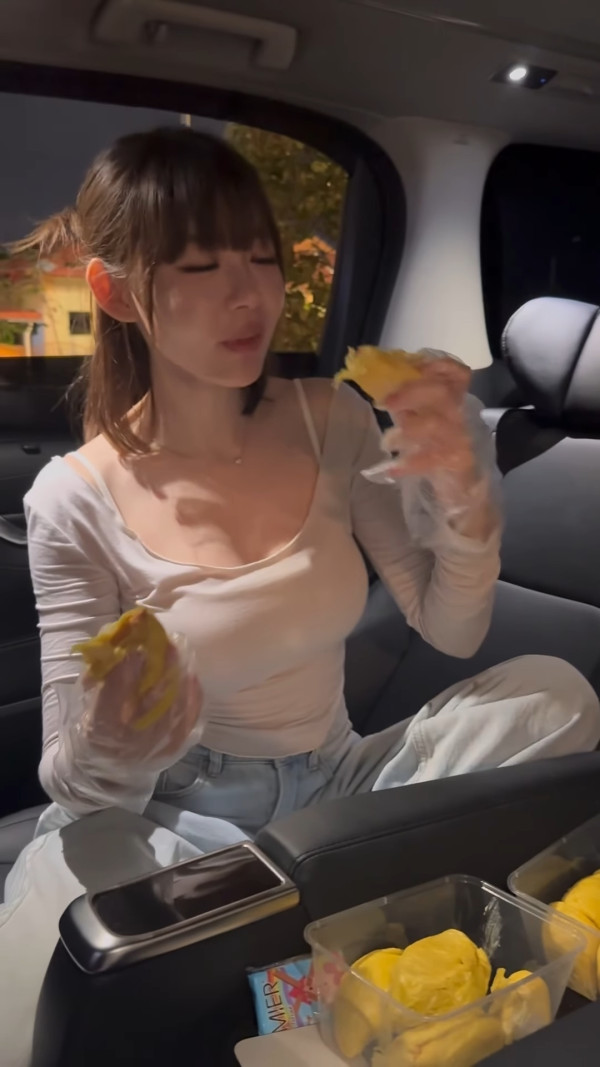 林明禎超貼身性感低胸食榴槤流晒口水！上圍迫爆黃金畫面惹網民哄動：專心唔到