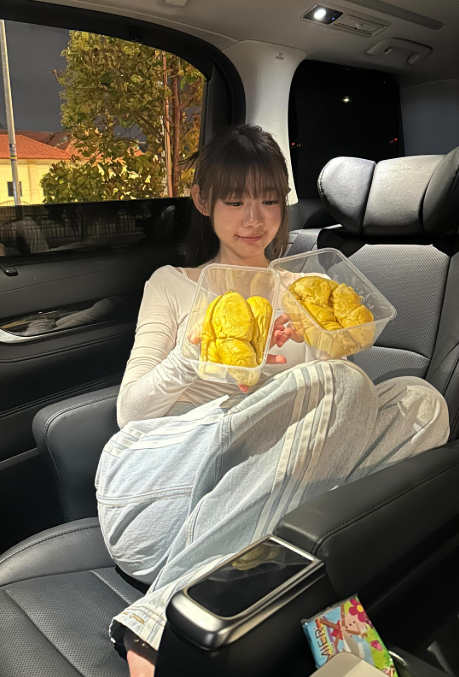 林明禎超貼身性感低胸食榴槤流晒口水!上圍迫爆黃金畫面惹網民哄動:專心唔到