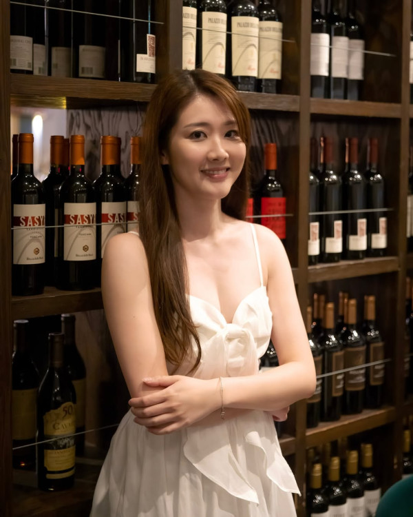 前TVB力捧小花敗走香港近照晒黑絲 擔正女一後跌落谷底淪失蹤人口