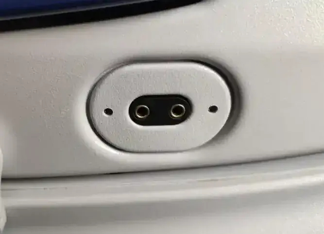 搭飛機用 AirPods 睇戲？  原來要加「呢個配件」！  專家教你飛機上用藍牙耳機秘技