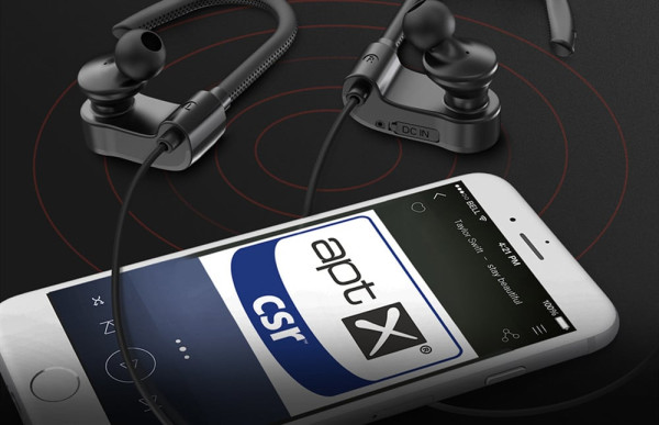 搭飛機用 AirPods 睇戲？  原來要加「呢個配件」！  專家教你飛機上用藍牙耳機秘技