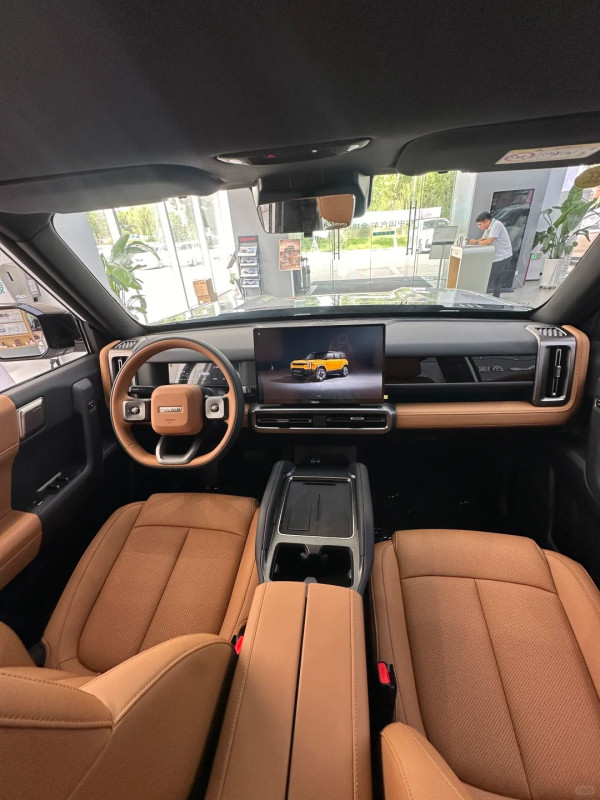 有片！國產越野車挑戰張家界「天門天梯」失手 溜坡撞毀景區護欄惹爭議 