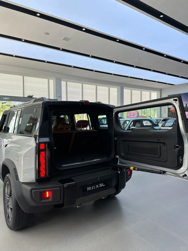 有片！國產越野車挑戰張家界「天門天梯」失手 溜坡撞毀景區護欄惹爭議 