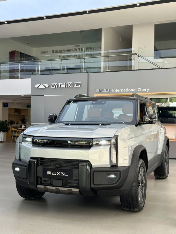 有片！國產越野車挑戰張家界「天門天梯」失手 溜坡撞毀景區護欄惹爭議 