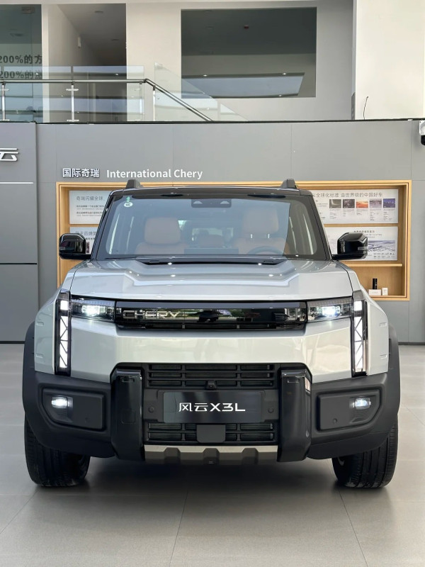 有片！國產越野車挑戰張家界「天門天梯」失手 溜坡撞毀景區護欄惹爭議 