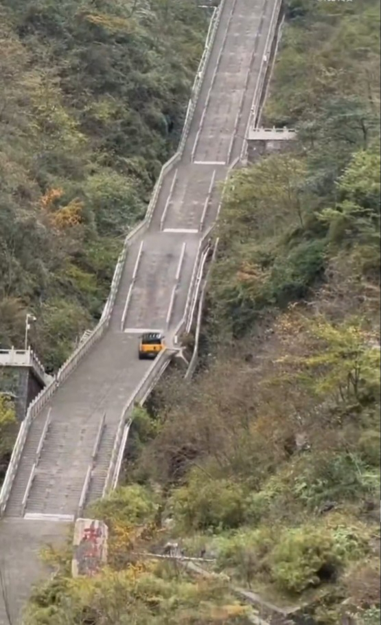 有片！國產越野車挑戰張家界「天門天梯」失手 溜坡撞毀景區護欄惹爭議 