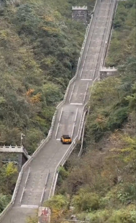 有片！國產越野車挑戰張家界「天門天梯」失手 溜坡撞毀景區護欄惹爭議 