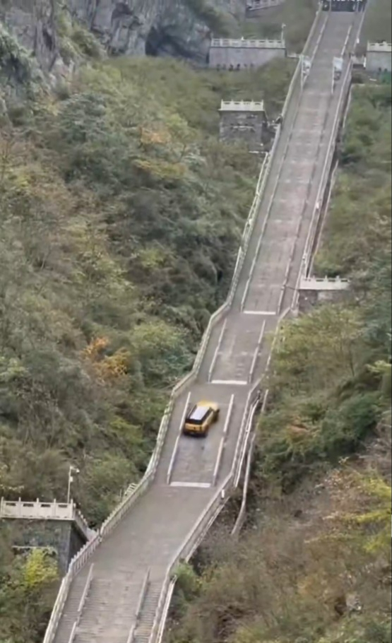 有片！國產越野車挑戰張家界「天門天梯」失手 溜坡撞毀景區護欄惹爭議 