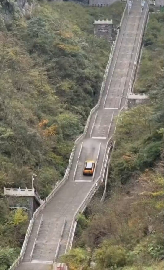 有片！國產越野車挑戰張家界「天門天梯」失手 溜坡撞毀景區護欄惹爭議 