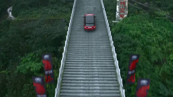 有片！國產越野車挑戰張家界「天門天梯」失手 溜坡撞毀景區護欄惹爭議 