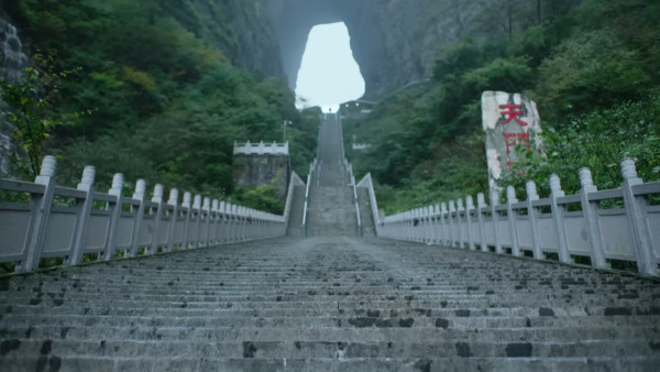 有片！國產越野車挑戰張家界「天門天梯」失手 溜坡撞毀景區護欄惹爭議 