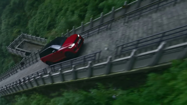 有片！國產越野車挑戰張家界「天門天梯」失手 溜坡撞毀景區護欄惹爭議 