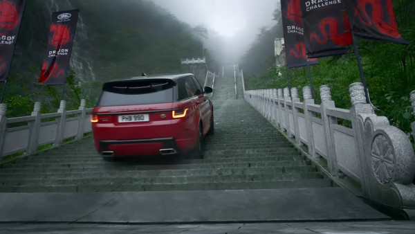 有片！國產越野車挑戰張家界「天門天梯」失手 溜坡撞毀景區護欄惹爭議 