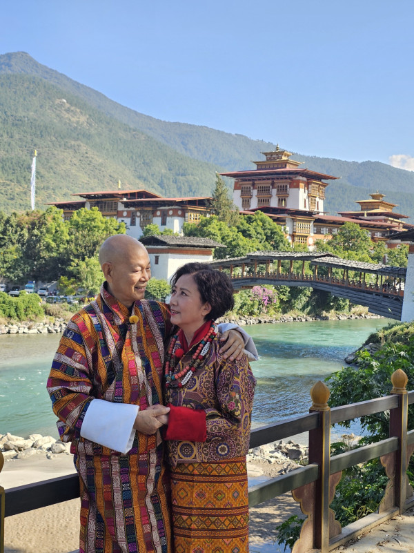 汪明荃羅家英不丹補拍結婚相圓心願 恩愛36年感情甜如初戀!獲大師親臨加持祝福