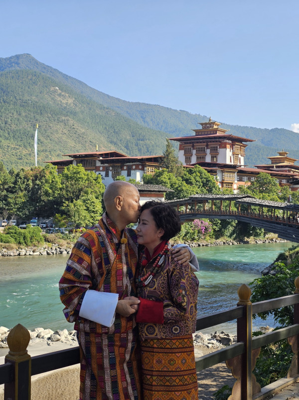 汪明荃羅家英不丹補拍結婚相圓心願 恩愛36年感情甜如初戀!獲大師親臨加持祝福