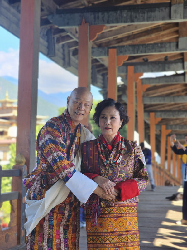 汪明荃羅家英不丹補拍結婚相圓心願 恩愛36年感情甜如初戀!獲大師親臨加持祝福