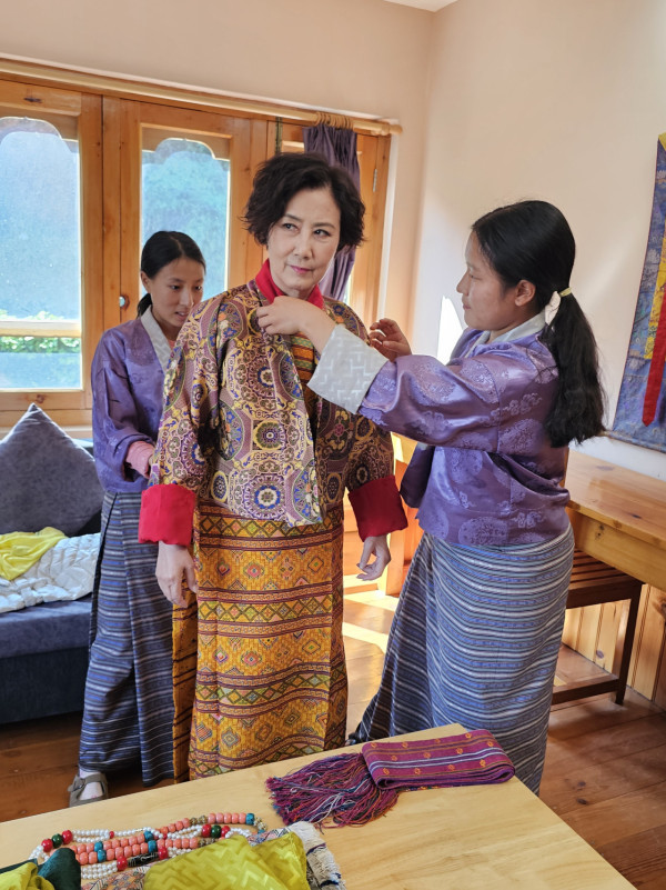 汪明荃羅家英不丹補拍結婚相圓心願 恩愛36年感情甜如初戀！獲大師親臨加持祝福