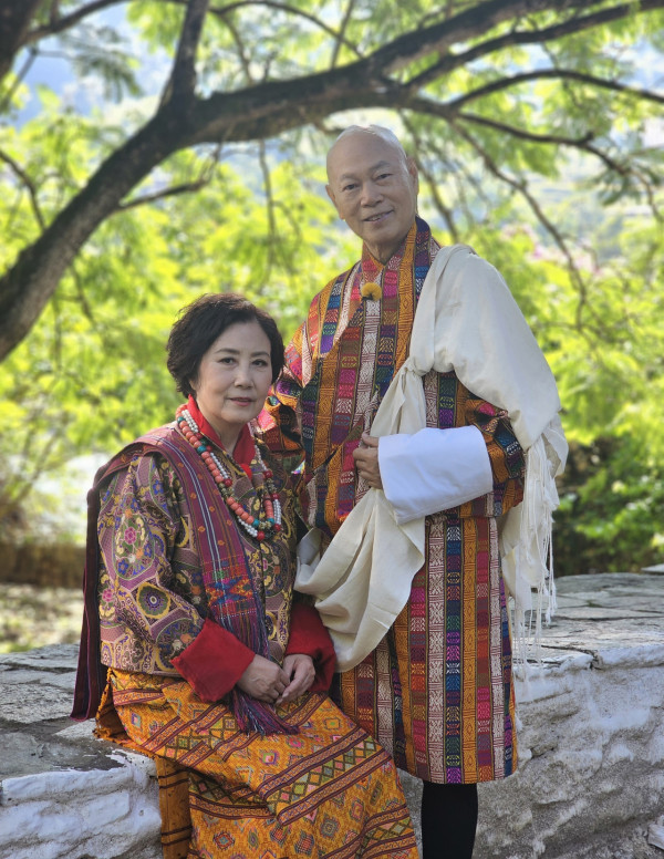 汪明荃羅家英不丹補拍結婚相圓心願 恩愛36年感情甜如初戀!獲大師親臨加持祝福