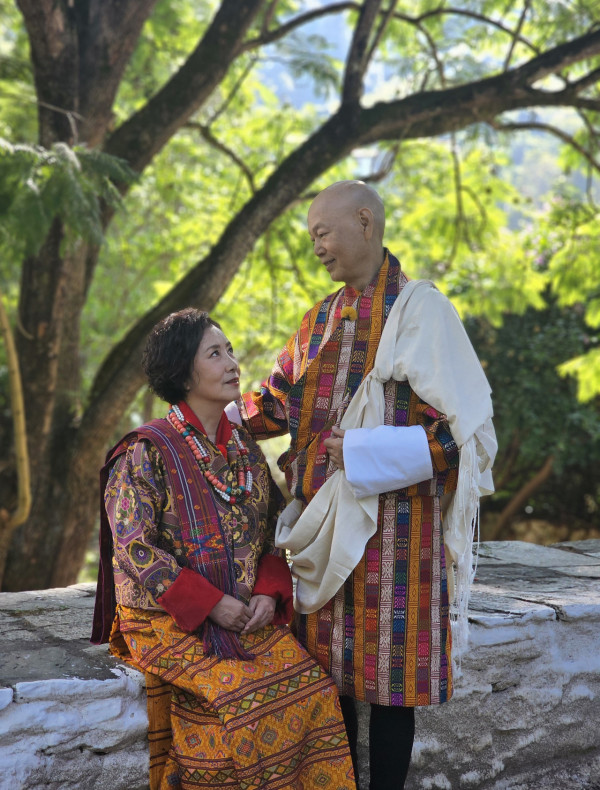 汪明荃羅家英不丹補拍結婚相圓心願 恩愛36年感情甜如初戀!獲大師親臨加持祝福