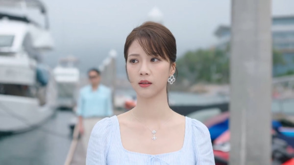 新聞女王2｜陳曉華首次挑戰泳衣戲拍劇初登場 一件頭設計露修長美腿比例吸睛