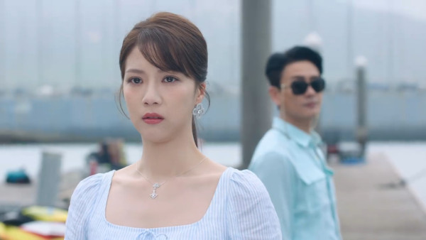 新聞女王2｜陳曉華首次挑戰泳衣戲拍劇初登場 一件頭設計露修長美腿比例吸睛