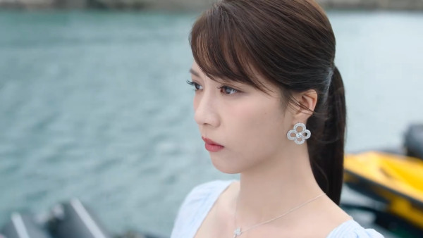 新聞女王2｜陳曉華首次挑戰泳衣戲拍劇初登場 一件頭設計露修長美腿比例吸睛