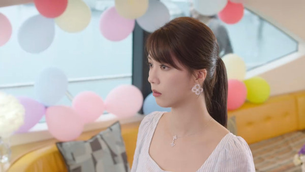 新聞女王2｜陳曉華首次挑戰泳衣戲拍劇初登場 一件頭設計露修長美腿比例吸睛