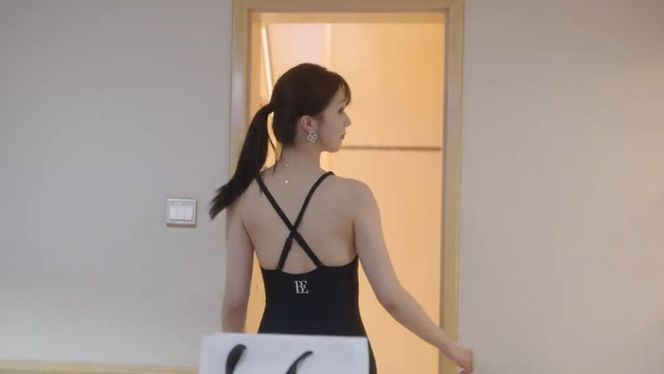 新聞女王2｜陳曉華首次挑戰泳衣戲拍劇初登場 一件頭設計露修長美腿比例吸睛