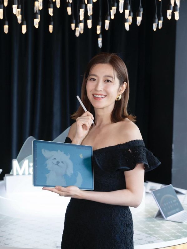 44歲陳自瑤晒素顏性感出浴照僅圍浴巾!人妻濕身誘惑疑真空上陣震撼眼球