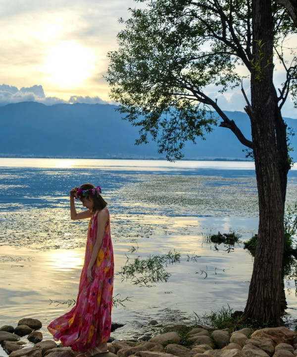 44歲陳自瑤晒素顏性感出浴照僅圍浴巾！人妻濕身誘惑疑真空上陣震撼眼球