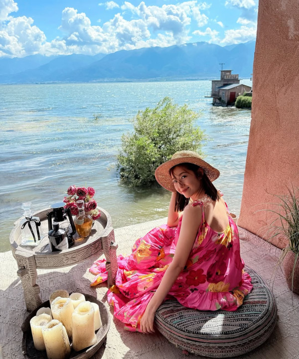 44歲陳自瑤晒素顏性感出浴照僅圍浴巾！人妻濕身誘惑疑真空上陣震撼眼球