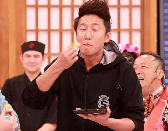 《墨魚遊戲3》洪天明戰衣登「牆」加太賀食客打卡送雞泡魚乾！包剪揼贏花之戀/清酒