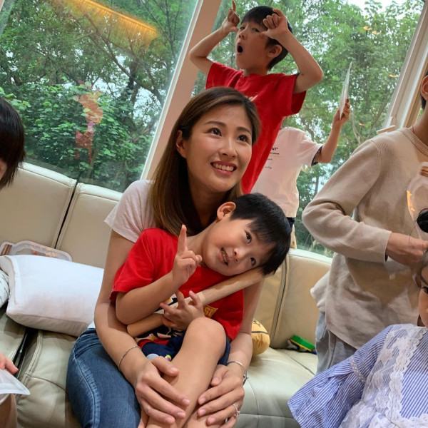 洪天明周家蔚宣布舉家移居深圳 一家四口告別大埔2000呎豪宅！兩公婆親自搬屋極盡艱辛