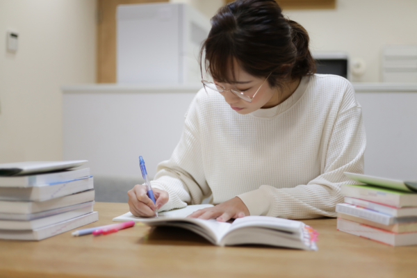 AI教學｜開會/上堂唔想抄Notes？ 實測免費 AI 自動錄音轉文字 廣東話準確率達98% 仲可以出埋摘要？