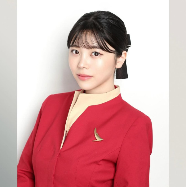 國泰日籍空姐顏值堪比「女團成員」港台爆紅!自拍3秒短片已過百萬人睇