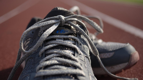 原來一直綁錯！鞋帶成日甩？編輯教1招「神級綁法」：狂跑都唔鬆