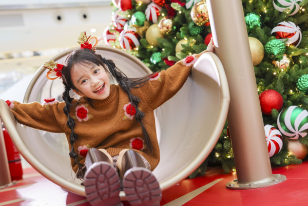 聖誕樹打卡2025｜全港10+特色聖誕樹懶人包！中環20米高巨型聖誕樹、迪士尼夢幻飄雪聖誕樹（持續更新）