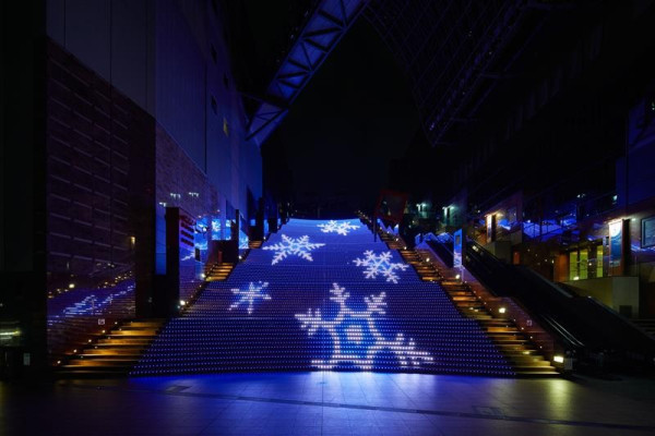 京都車站大階段 Graphical Illumination Plus。圖片來源:京都駅ビル官網 京都車站大階段 Graphical Illumination Plus。圖片來源:京都駅ビル官網
