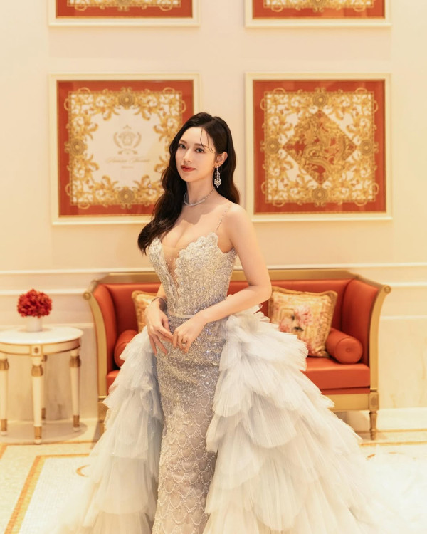 馮盈盈首次拍內衣廣告震撼谷胸豁出去 三套戰衣夾深溝獲讚史上最性感