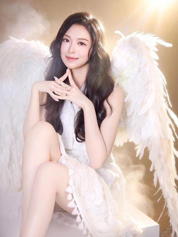 馮盈盈首次拍內衣廣告震撼谷胸豁出去 三套戰衣夾深溝獲讚史上最性感