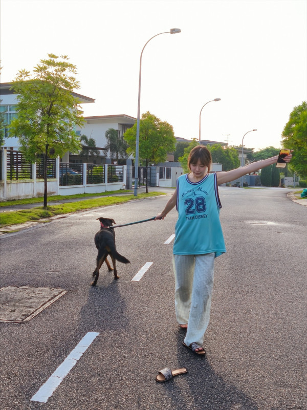 林明禎超鬆身背心疑洩34E胸前春光 彎腰瞬間畫面引網民暴動:我有冇睇錯