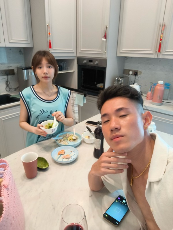 林明禎超鬆身背心疑洩34E胸前春光 彎腰瞬間畫面引網民暴動:我有冇睇錯