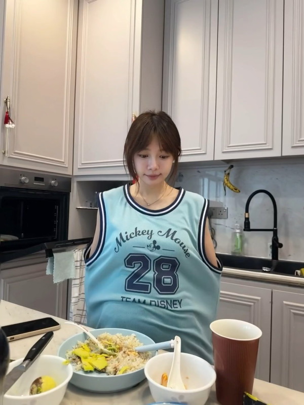 林明禎超鬆身背心疑洩34E胸前春光 彎腰瞬間畫面引網民暴動:我有冇睇錯