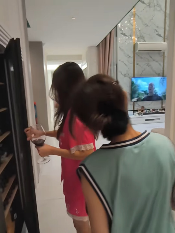 林明禎超鬆身背心疑洩34E胸前春光 彎腰瞬間畫面引網民暴動:我有冇睇錯