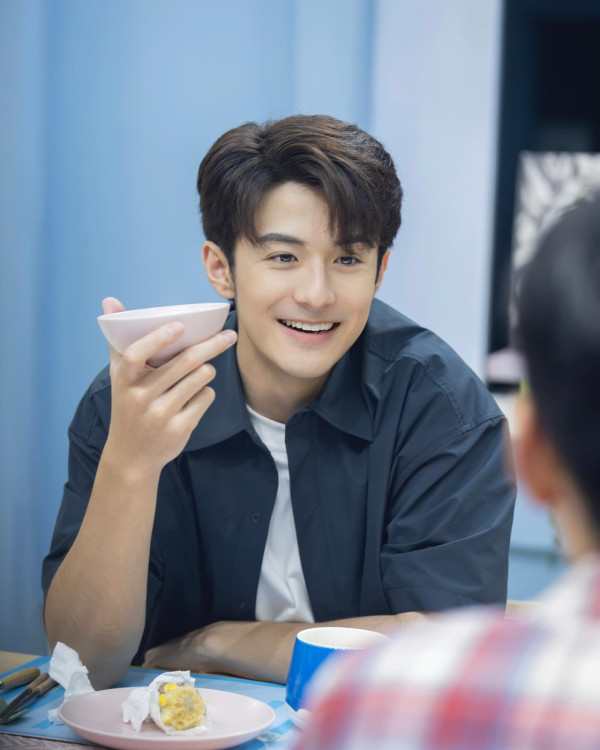 新聞女王2｜音樂才子涂毓麟「呆萌IT男」造型被指神逆齡 西瓜頭粗眉引網民熱討