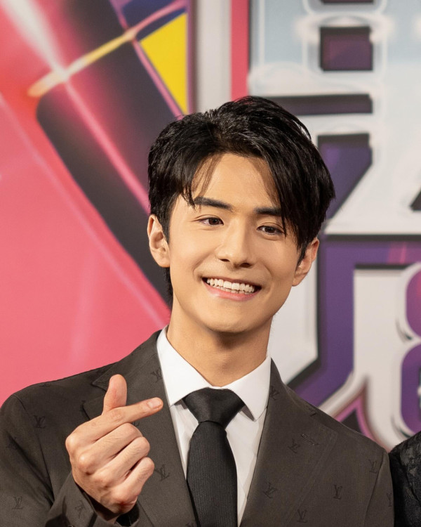 新聞女王2｜音樂才子涂毓麟「呆萌IT男」造型被指神逆齡 西瓜頭粗眉引網民熱討