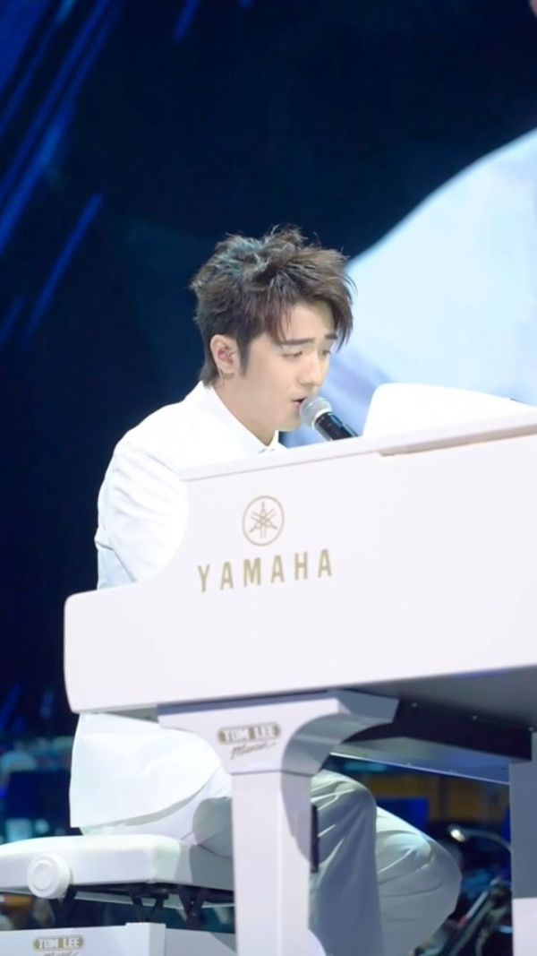 新聞女王2｜音樂才子涂毓麟「呆萌IT男」造型被指神逆齡 西瓜頭粗眉引網民熱討