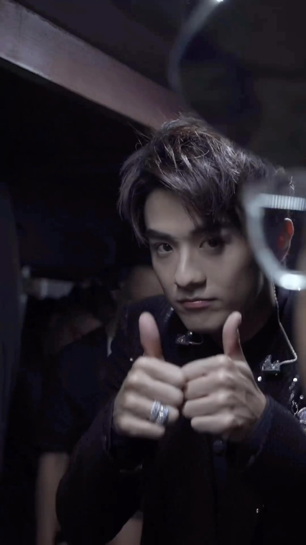 新聞女王2｜音樂才子涂毓麟「呆萌IT男」造型被指神逆齡 西瓜頭粗眉引網民熱討